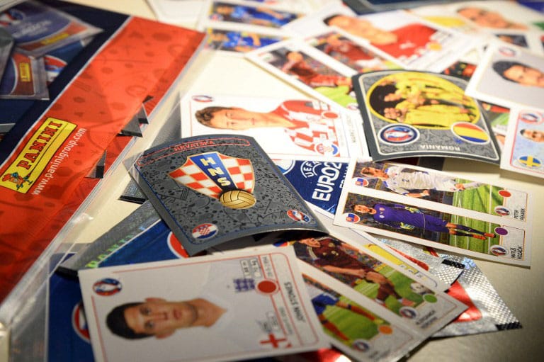 AM 15.3.2016 wurden die Panini Sticker zur "UEFA EURO 2016" in Paris vorgestellt. Wann das neue 2020er Heft kommt, ist derzeit noch ungewiss. / AFP / BERTRAND GUAY