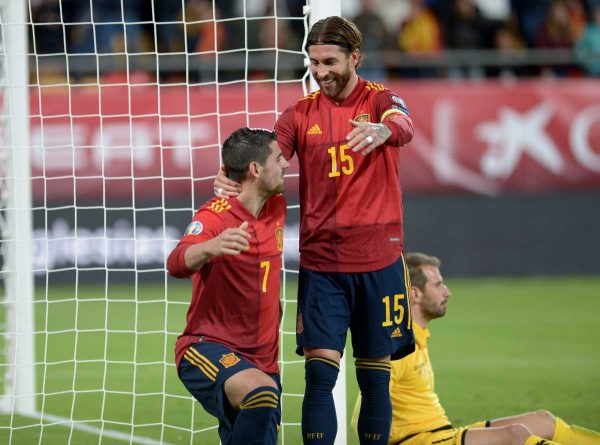 Spaniens Stürmer Alvaro Morata (L) und der spanische Verteidiger Sergio Ramos nach einem Tor während des Fußball-Qualifikationsspiels zur Euro 2020 Gruppe F zwischen Spanien und Malta. Nun will man natürlich auch ins EM-Achtelfinale 2021. (Photo by CRISTINA QUICLER / AFP)