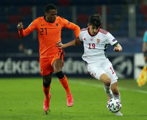 Ungarns Verteidiger Laszlo Deutsch (R) und der niederländische Mittelfeldspieler Javairo Dilrosun kämpfen um den Ball während des UEFA-U21-Europameisterschafts-Gruppenspiels Niederlande gegen Ungarn in Szekesfehervar, am 30. März 2021. (Photo by FERENC ISZA / AFP)