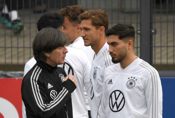 Der deutsche Bundestrainer im Training mit seinen jungen Nationalspielern. (Foto AFP)