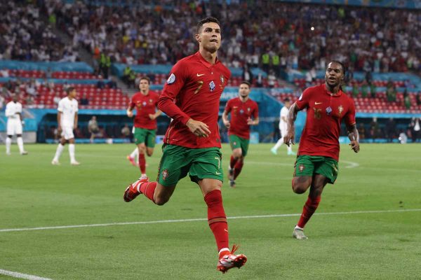 Portugals Stürmer Cristiano Ronaldo jubelt nach seinem zweiten Elfmetertor während des Fußballspiels der UEFA EURO 2020 Gruppe F zwischen Portugal und Frankreich in der Puskas Arena in Budapest am 23. Juni 2021. (Foto: BERNADETT SZABO / POOL / AFP)