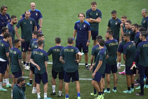 Italiens Trainer Roberto Mancini (C) spricht mit seinen Spielern während einer Trainingseinheit im Olympiastadion in Rom am 10. Juni 2021, am Vorabend des Fußballspiels der UEFA EURO 2020 Gruppe A zwischen der Türkei und Italien. Andrew Medichini / POOL / AFP