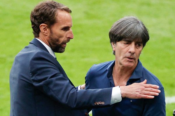 Joachim Löw mit England's coach Gareth Southgate nach dem eM-Achtelfinale im Wembley Stadium in London am 29. Juni 2021. (Photo by JOHN SIBLEY / POOL / AFP)