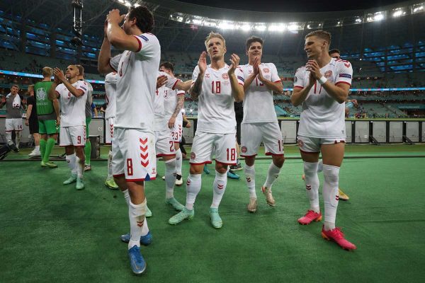 Dänische Spieler feiern ihren Sieg am Ende des Fußball-Viertelfinalspiels der UEFA EURO 2020 zwischen der Tschechischen Republik und Dänemark im Olympiastadion in Baku am 3. Juli 2021. (Foto: NAOMI BAKER / POOL / AFP)