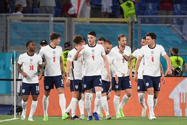 Englands Stürmer Harry Kane (3R) jubelt mit seinen Mannschaftskameraden, nachdem er das erste Tor der Mannschaft während des Fußball-Viertelfinalspiels der UEFA EURO 2020 zwischen der Ukraine und England im Olympiastadion in Rom am 3. Juli 2021 erzielt hat. (Foto: Ettore Ferrari / POOL / AFP)