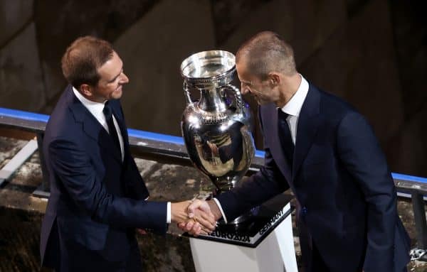 BERLIN, DEUTSCHLAND - 05. OKTOBER: Aleksander Ceferin (R), UEFA-Präsident, übergibt die UEFA-Trophäe an Philipp Lahm, Turnierdirektor der Euro 2024 GmbH, während der Vorstellung des Logos und der Marke der UEFA EURO 2024 im Olympiastadion am 05. Oktober 2021 in Berlin, Deutschland. (Foto: Maja Hitij/Getty Images)